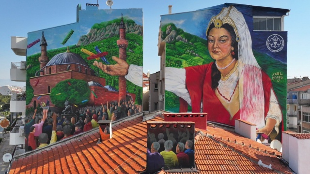 Manisa Büyükşehir Belediyesi, şehre estetik bir kimlik kazandırmak amacıyla başlattığı
mural ve görsel düzenleme çalışmalarıyla cadde ve sokakları adeta birer sanat galerisine
dönüştürüyor. Modern şehircilik anlayışıyla yürütülen çalışmalar, 21-26 Nisan tarihleri
arasında 486’ncısı düzenlenecek olan Uluslararası Manisa Mesir Macunu Festivali öncesinde
kente bambaşka bir hava kattı.