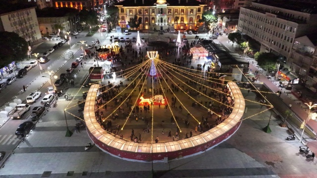 Süslemeler Halkın Beğenisini Topladı
Manisa Büyükşehir Belediyesi, 2025 yılına sayılı günler kala Manisa’yı, yeni yıl neşesini paylaşmak üzere hazırladı. Fen İşleri Dairesi Başkanlığı’nın meydanlar, bulvarlar, ana arterler ve yoğun olarak kullanılan kavşaklarda yaptığı ışıklandırma çalışmaları ile Manisa ışıl ışıl oldu. Yapılan süslemeler ve ışıklandırmalar halkın beğenisini topladı.