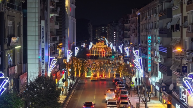 Manisa Caddelerinde Görsel Şölen
Süsleme çalışmaları 17 ilçenin tamamında gerçekleştirildi. Başta yılbaşı ağaçları olmak üzere ay-yıldız temalı görseller ve LED ışıklarla hazırlanan dekoratif süslemeler, Manisa caddelerini görsel şölene dönüştürdü. Yapılan ışıklandırma çalışmaları ve hazırlıklar vatandaşlara eğlenceli anlar yaşattı. Fotoğraf çekim alanı olarak düzenlenen bölümlere yoğun ilgi gösteren vatandaşlar bol bol hatıra fotoğrafı çektirerek bu anları ölümsüzleştirdi.