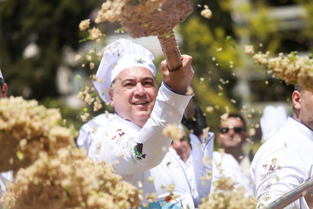 Gastronomiden Sanata “Yaşayan” Bir Şehir
Festival, sadece asırlık şifa geleneğini değil, kentin tüm dinamiklerini harekete geçirdi. Ulupark Gastronomi Arenası, sanatçılar Erkan Can ve Güven Kıraç ile ünlü şef Danilo Zanna’nın katılımıyla gerçekleşen söyleşilerden, 5 bin kişilik Manisa Bahar Pilavı ikramına kadar lezzet dolu anlara sahne oldu. Dünyaca ünlü ressam Frida Kahlo’nun Günlükleri sergisi Ege’de bir ilki yaşatırken, 2. Uluslararası Mesir Tiyatro Festivali ve Niobe Edebiyat/Sanat Söyleşileri kültürü ve sanatı Manisalılarla buluşturdu.