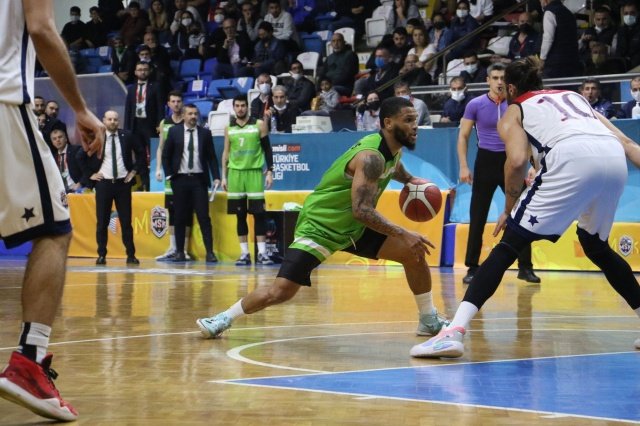 Türkiye Basketbol Ligi 8’inci hafta maçında Mersin Büyükşehir Belediyespor’a konuk olan Manisa Büyükşehir Belediyespor ilk periyodu adeta sürklase etti. Maçı Basketbol Şube Sorumlusu Bora Çaylan da takip etti. Yıldız Amerikalıları Diante Watkins ile dışarıdan Andre Williamson ile de çember altından sayılar bulan yeşil-beyazlılar ilk periyodu 30-14 önde kapattı. İkinci periyotta da üstün taraf olan temsilcimiz rakibine karşı baskılı savunması ile ilk yarıda potasında sadece 28 sayı gördü.  Top paylaşımını iyi yapan Manisa’nın dev adamları ilk yarıyı 46-28 önde kapattı. Diante Watkins ilk yarıda attığı 17 sayı ile yıldızlaştı.