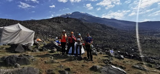 Ertesi gün kampın sökülmesi ile sabah erken saatlerde yola çıkan ekip, saat 14:00 civarında yaklaşık 4200 metre yüksekliğindeki 2. kamp alanına ulaştı. Akşamüzeri 4500 metre civarına kadar yüksekliğe uyum (aklimitizasyon) tırmanışı yapıp rotayı kontrol eden ekip, geri dönerek gerekli beslemelerini yaptı ve istirahate çekildi. Gece yarısından sonra saat 02.00 sularında Ağrı Dağı zirvesi için yola çıkan dağcılarımız, zaman zaman saatte 20 km hızla esen rüzgar altında saat 08.00 civarında 5137 metre yüksekliği ile Türkiye’nin en yüksek zirvesinde Manisa Büyükşehir Belediyespor flamasını dalgalandırdılar.