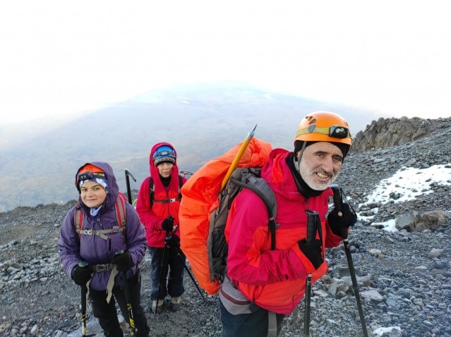Zirvede 1 saat kalan kalan sporcular, dönüş yolculuğuna başladılar. Geri dönüş yolculuğunda 4200 metre yüksekliğinde ve 3200 metrede kamp kurarak dinlenen dağcılar, önce Çevirme Mezrası ve sonrasında Doğubeyazıt ilçesine ulaşarak faaliyeti tamamladılar.