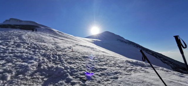 Ağrı Doğubeyazıt ilçesinden Ağrı Dağı tırmanışına başlayan Manisa Büyükşehir Belediyesporlu dağcılar, 3200 metre yüksekliğindeki kamp alanına ulaşarak çadır kurdular.
