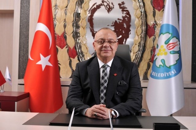 “Projelerimiz ile hemşerilerimizin yüzünü güldürmeye devam edeceğiz”
Manisa Büyükşehir Belediye Başkanı Cengiz Ergün, uzak yakın demeksizin il genelinde önemli yatırımlar yaptıklarını söyleyerek, bütünüyle kalkınmış bir Manisa için çalıştıklarını söyledi. Ergün, “Gelecek nesillerimize, çocuklarımıza altyapıları tamamlanmış, daha yaşanabilir yerleşim yerleri bırakmak önceliklerimiz arasında. Bunun için projelerimizi hazırlıyor ve uyguluyoruz. Yaptıklarımız ve yapacaklarımız ortada. Projelerimiz ile hemşerilerimizin yüzünü güldürmeye devam edeceğiz” dedi.
