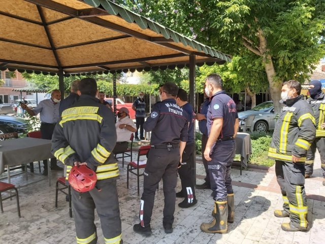 Merkez üssü Manisa’nın Saruhanlı ve Akhisar ilçesi olan 5,5 büyüklüğünde bir deprem yaşandı. Yaşanan deprem sonrasında Manisa Büyükşehir Belediyesi İtfaiye Dairesi Başkanlığı tarafından yola çıkan yaklaşık 15 kişilik öncü ekip deprem bölgesinde vatandaşların yardımına koştu.