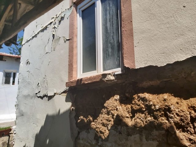 Yaşanılan deprem sonrası ilk andan itibaren vatandaşların yanında olmak isteyen Manisa Büyükşehir Belediyesi olay yerinde vatandaşlardan bilgi aldı.