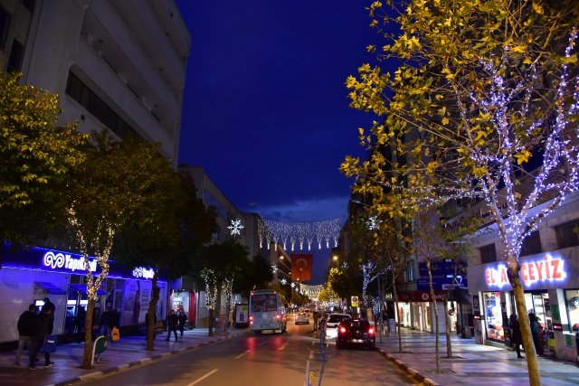Koronavirüs önlemleri kapsamında, tüm yurtta olduğu gibi Manisa’da da vatandaşlar yeni yıla evlerinde girecek.