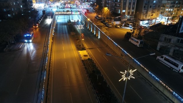 Manisa Büyükşehir Belediyesi Genel Sekreter Yardımcısı Ali Öztozlu, Fen İşleri Dairesi Başkanı Uğur Topkaya, Kent Estetiği Dairesi Başkanı Hakan Göktaş, Basın Danışmanı Göksel Topçu ile birlikte aydınlatma çalışmasını inceledi.