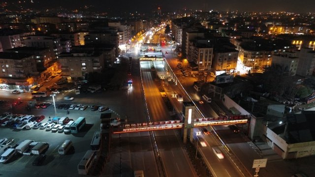 Yapılan aydınlatma çalışmalarının ardından, cadde ve yeşil alanlar ışıl ışıl bir görünüme kavuşurken, Manisa Büyükşehir Belediyesi Genel Sekreter Yardımcısı Ali Öztozlu, kentte olumlu bir hava oluşturmayı amaçladıklarını vurguladı.
