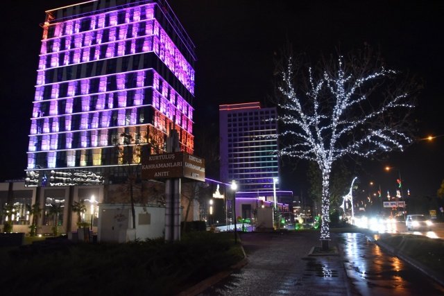 Manisa Büyükşehir Belediyesi, yeni yıl öncesinde şehrin muhtelif noktalarında modern aydınlatma çalışmaları gerçekleştirdi. Şehrin yeni yıla ışıl ışıl girmesini sağlayacak olan dekoratif aydınlatma çalışmaları, Manisalıların da beğenisi topladı.