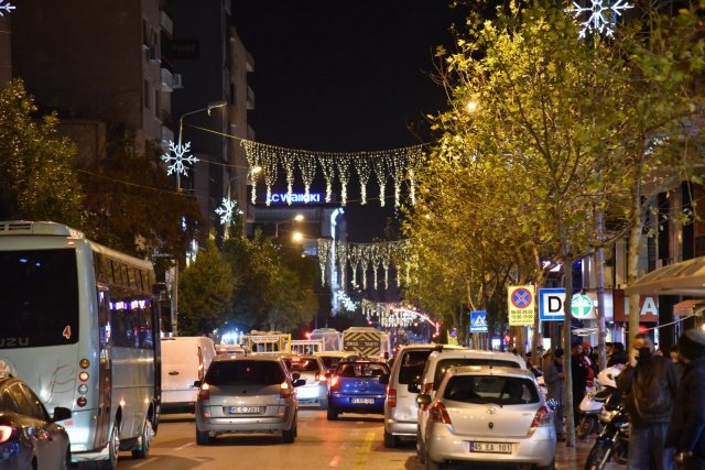 Manisa Büyükşehir Belediyesi, yeni yıl öncesinde şehrin işlek caddelerinde ve yeşil alanlarda dekoratif aydınlatma çalışması gerçekleştirdi. Fen İşleri Daire Başkanlığı ekiplerince yürütülen çalışmalar doğrultusunda Ulupark, Fatih Parkı, 15 Temmuz Demokasi Meydanı, Mimar Sinan Bulvarı, Çanakkale Şehitler Anıtı, Kurtuluş Kahramanları anıtı gibi şehrin işlek caddeleri ve yeşil alanlarında dekoratif aydınlatmalar yapıldı. Yapılan aydınlatma çalışmalarının ardından, cadde ve yeşil alanlar ışıl ışıl bir görünüme kavuştu. Çalışmalar Manisalıların da beğenisini topladı.