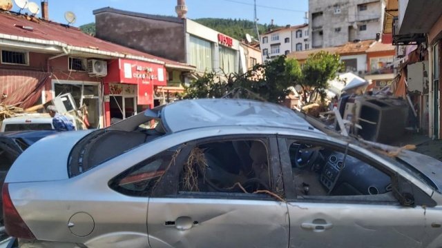 Kastamonu’da yaşanan sel felaketinin ardından hızla bölgeye ulaşan Manisa Büyükşehir Belediyesi İtfaiye Dairesi Başkanlığı ekipleri, arama kurtarma çalışmalarına destek veriyor. Felaketin yaşandığı bölgede bulunan Manisa Büyükşehir Belediyesi İtfaiye Dairesi Başkanı Gürhan İnal, 3 ekip olarak yürütülen çalışmalara destek verdiklerini belirtti.