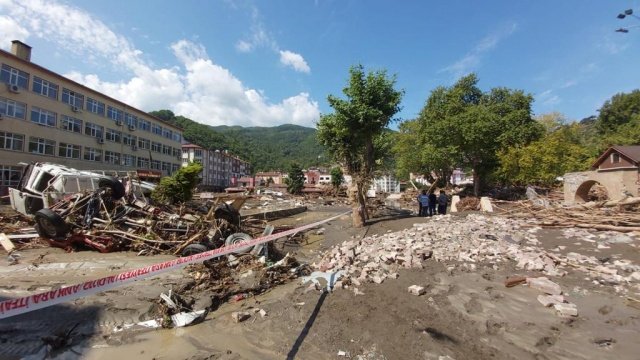 11 Ağustos tarihinde 2021 tarihinde Batı Karadeniz bölgesinde başlayan aşırı yağışlar sonrasında Kastamonu’da sel ve su baskınları meydana geldi.  Manisa Büyükşehir Belediye Başkanı Cengiz Ergün’ün talimatlarıyla, Manisa Büyükşehir Belediyesi İtfaiye Dairesi Başkanlığı’na bağlı ekipler de, hızla afet bölgesine giderek arama kurtarma çalışmalarına destek vermeye başladı.