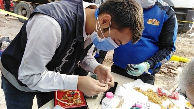 Manisa Büyükşehir Belediyesi İtfaiye Dairesi Başkanlığı, İzmir’de Doğanlar Apartmanı’nda yürütülen arama kurtarma ve enkaz kaldırma çalışmaları sırasında içerisinde ziynet eşyalarının olduğu bir çanta buldu.