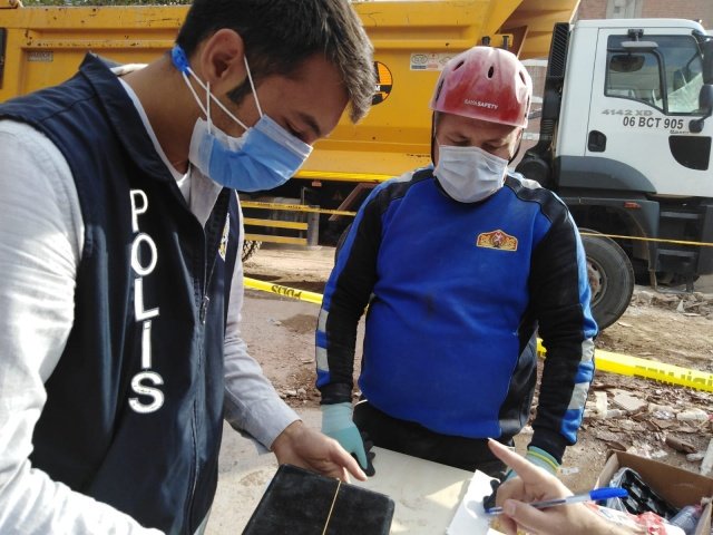Büyükşehir Belediyesi itfaiye ekipleri çantayı, tutanakla polis ekiplerine teslim etti.