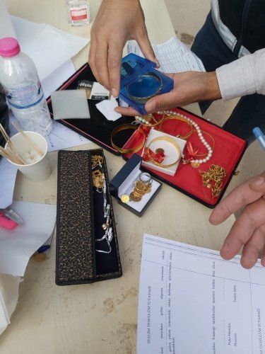 İzmir’de meydana gelen depremin ardından yürütülen enkaz kaldırma çalışmaları sırasında bir insanlık örneği sergilendi.