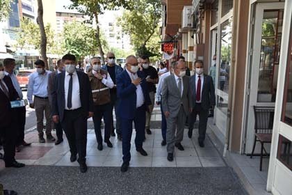 İçişleri Bakanlığı tarafından gönderilen genelge kapsamında tüm yurtta olduğu gibi Manisa'da da kahvehane, lokanta, berber, bakkal, manav, restaurant ve diğer aktivite yerlerine yönelik koronavirüsle mücadele tedbirleri kapsamında denetimler gerçekleştirildi. Denetimlere Manisa Valisi Yaşar Karadeniz ve Manisa Büyükşehir Belediye Başkanı Cengiz Ergün de katıldı.