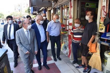 . Kontrollerde yeni normal yaşam koşullarının gerekliliği olan sosyal mesafe, maske ve hijyen konularına dikkat çekildi. Denetimler sırasında Manisa Büyükşehir Belediyesi tarafından hazırlanan 'Koronavirüs Riskine Karşı 14 Kural' konulu broşür de esnaf ve vatandaşlara dağıtıldı.