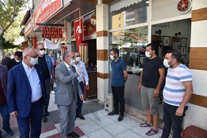 Kırmızı Köprü civarından başlayıp şehrin batı yönüne doğru ilerleyen denetimlere Manisa Valisi Yaşar Karadeniz, Manisa Büyükşehir Belediye Başkanı Cengiz Ergün, Manisa İl Emniyet Müdürü Ömer Uslusoy, Manisa Esnaf ve Sanatkarlar Odaları Birliği Başkanı Hasan Geriter, Yunusemre Belediye Başkan Yardımcısı Mustafa Irmak, Manisa İl Tarım ve Orman Müdürü Metin Öztürk, İl Sağlık Müdürü Necip Yemenici, Manisa Büyükşehir Belediyesi Başkan Danışmanları, Manisa Büyükşehir Belediye Meclisi MHP Grup Başkanvekili Mehmet Güzgülü, Büyükşehir Belediyesi Daire Başkanları, MANULAŞ Genel Müdürü Mehmet Özgür Temiz de katıldı.