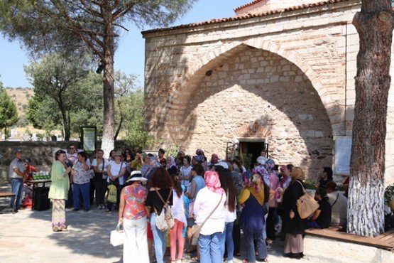 Bu kapsamda Manisalı kadınlar Kula ilçesini gezdi.