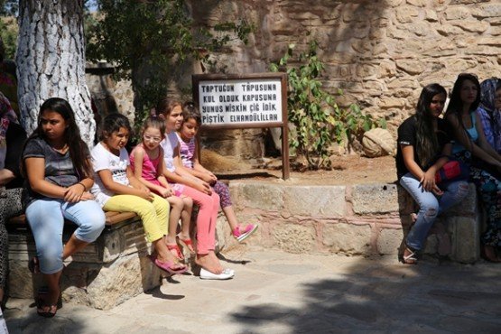Tabduk Emre ve Yunus Emre Türbesi, 3 bin yıllık jeolojik kalıntılar, Peri Bacaları gibi ilçenin tarihi ve turistik yerlerini görme fırsatı bulan kadınlar, Manisa Büyükşehir Belediyesi’ne ve Büyükşehir Belediye Başkanı Cengiz Ergün’e kendilerine sağladığı imkanlar nedeniyle teşekkür etti.