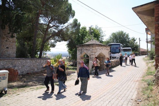 Gönüllü rehber Canan Çağlayan Akyüz eşliğinde ilçeyi turlayan kadınlar, cep telefonlarıyla Kula’nın güzelliklerini fotoğraf ve video çekerek ölümsüzleştirdiler.