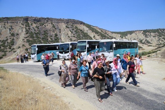 Akşam saatlerine kadar devam eden gezinin ardından kadınlar, hatıra fotoğraflarıyla anı ölümsüzleştirirken, Manisa Büyükşehir Belediyesi tarafından kendilerine tahsis edilen otobüslerle Manisa’ya döndüler.