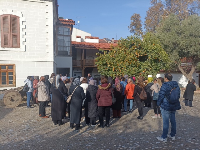 Manisa Büyükşehir Belediyesi, sosyal belediyecilik anlayışıyla düzenlediği “Adım Adım
Salihli” projesi kapsamında Manisalı kadınlar Salihli ilçesini gezdi. Kafile kahvaltı ikramının
ardından, Salihli Belediyesi tarafından bir müze haline getirilen Müdire Hanım Konağı’nda
Salihli kültürü ve ev yaşamı ile ilgili objeleri ilgiyle incelediler. Daha sonra Salihli’nin doğal
güzelliklerinden birisi olan Kurşunlu Şelalesi’ne gidildi. Ardından Salihli’nin düşman
işgalinden kurtuluşunun 100. Yıl anısına yaptırılan Kurtuluş Kahramanları Anıtı ziyaret edildi.