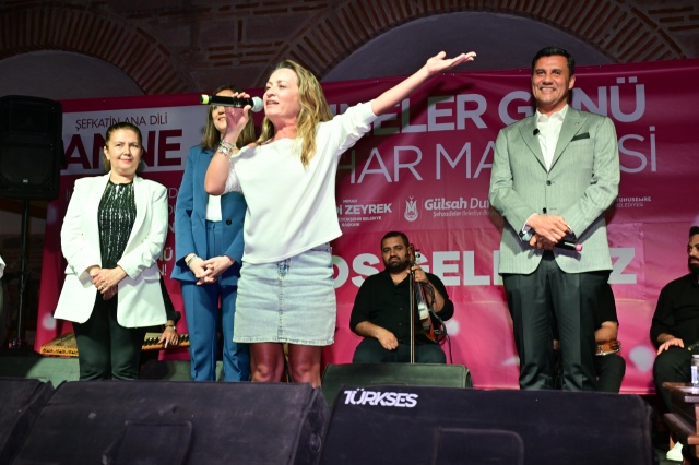 “Bugün siyaset yok, eğlence var”
CHP Manisa İl Başkanı İlksen Özalper ise siyasetten uzaklaşarak farklı bir gün yaşayacaklarını ifade ederek, “Canım kız kardeşlerim, değerli anneler. Hepinizi sevgiyle saygıyla selamlıyorum. Bugün ben de bir anne olarak, bürokrasiden ve siyasetten sıyrılıp sizlerle birlikte eğlenmek, bu güzel günü doyasıya yaşamak istiyorum” dedi.
