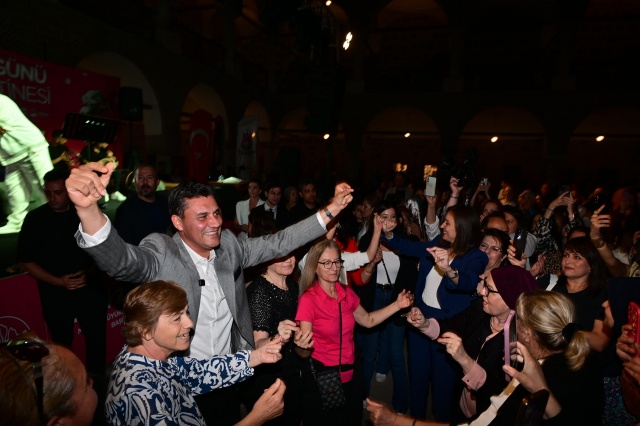 Kadınlarla Dans Ederek Eğlenceye Ortak Oldular
Yapılan konuşmalarının ardından, Büyükşehir Belediye Başkanı Ferdi Zeyrek, CHP İl Başkanı İlksen Özalper, Şehzadeler Belediye Başkanı Gülşah Durbay ve Yunusemre Belediye Başkanı Semih Balaban’ın eşi Serap Balaban, kadınlarla dans ederek eğlencelerine ortak oldu.