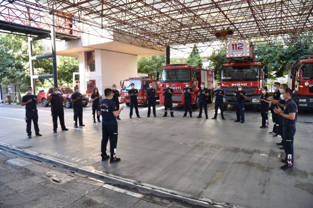 Vardiya sistemiyle çalışan ekiplerden mesaisini tamamlayan personeller, her sabah ettikleri duaların ardından evlerine, ailelerin yanına sağ salim gitmenin mutluluğunu yaşarken, mesaiye başlayacak olan personeller ise arkadaşlarının mutluluğunu paylaşarak görevlerinin başına geçiyor.
