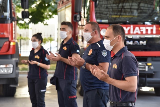 Manisa Büyükşehir Belediyesi İtfaiye Dairesi Başkanlığı ekipleri, geleneksel hale getirdikleri dualarını ederek mesaiye başlıyorlar. Yaptıkları mesaide herhangi bir olumsuzluk yaşanmaması için ellerini semaya açarak mesaiye başlayan itfaiye ekipleri, 7 gün 24 saat vatandaşın can ve mal güvenliği için ter döküyor. Ettikleri dua ile mesailerine başlayan itfaiye ekipleri, yaşanmamasını umut ettikleri trafik kazası, yangınlar, kurtarma operasyonları ve çeşitli olaylara müdahaleye hazır halde tetikte bekliyor.