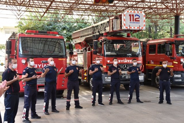 Manisa Büyükşehir Belediyesi İtfaiye Dairesi Başkanlığı ekipleri, mesailerine geleneksel hale getirdikleri dua ile başlıyor. Geçmişten günümüze geleneği sürdüren ekipler yaptıkları çalışmalarda herhangi bir olumsuzluk yaşanmaması için dualarını ederek mesaiye başlıyorlar.