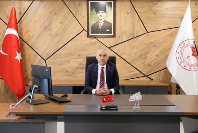 Sofralık Sultani Çekirdeksiz Üzümün kesim tarihi 10 Ağustos 2023, Mevlâna (Razaki) Sofralık
üzümünün kesim tarihi ise 16 Ağustos 2023 tarihi olarak tespit edildi. Sofralık Sultani Çekirdeksiz
Üzümün ihracat yolculuğu 11 Ağustos 2023, Mevlâna (Razaki) Sofralık üzümünün ihraç yolculuğu
ise 17 Ağustos 2023 günü başlıyor.
Konuya ilişkin açıklamalarda bulunan Manisa İl Tarım ve Orman Müdürü Metin Öztürk;
“Olgunlaşma kriterlerini tespit amacıyla Manisa (Salihli-Alaşehir-Sarıgöl) ve Denizli (Buldan)
bölgelerindeki bağlar komisyon tarafından gezilmiş, bölgeyi temsil eden toplam 16 adet bağdan
numune alınmış, alınan numuneler Manisa Bağcılık Araştırma Enstitüsü Müdürlüğü
Laboratuvarı'nda analiz edilmiştir.
Analiz sonuçları, 09.08.2023 tarihinde Manisa İl Tarım ve Orman Müdürlüğü, Ege Dış Ticaret ve
Gümrük Bölge Müdürlüğü, Manisa Bağcılık Araştırma Enstitüsü Müdürlüğü, İzmir İl Zirai
Karantina Müdürlüğü ve Ege İhracatçı Birlikleri'nin temsilcilerinin katıldığı toplantıda
değerlendirilerek Sultani Çekirdeksiz çeşidi sofralık üzüm ile Mevlana (Razakı tipi) çeşidi sofralık
üzüm için hasat ve ihraç tarihleri belirlenmiştir.
Buna göre; Sofralık Sultani Çekirdeksiz üzümün 10 Ağustos 2023 tarihinde kesimi’ne, 11 Ağustos
2023 tarihinde ihracatı’na, Mevlana (Razakı tipi) çeşidi üzümün 16 Ağustos 2023 tarihinde
kesimi'ne, 17 Ağustos 2023 tarihinde ihracatı’na karar verilmiştir.
Üzüm, değerlendirme şekillerinin çeşitliliği, iç piyasa tüketimi ve ihracattaki payı ile ülkemiz
tarımında önemli bir yeri olan, bu nedenle de büyük bir çiftçi kesiminin uğraş alanı ve doğrudan
gelir kaynağını oluşturan değerli bir üründür. İlimizde 866 bin dekar alanda bağcılık yapılmaktadır.
%95 oranında sultaniye üzüm yetiştirilmektedir. Özellikle Çekirdeksiz üzüm çeşitleri, kurutmalık
yanında sofralık olarak değerlendirilebilme özellikleri nedeniyle tüm dünya üzerinde üreticiler
tarafından ilgi görmektedir. Sofralık üzümlerde iyi kalite; çeşidin orta büyüklükte homojen salkım,
karakteristik renk, bir örnek tane, istenilen tat ve dokuya sahip olmasıdır.
Sofralık Sultani Çekirdeksiz üzüm ihracatı ile İlimizden yıllık yaklaşık 200 milyon dolar ihracat
geliri elde edilmektedir. Üzüm sezonunun milletimize, çiftçimize, ihracatçımıza hayırlı, bereketli
ve bol kazançlı olmasını diliyorum” dedi.