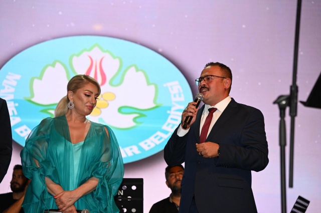 Meydanı dolduran Salihlililere, Manisa Büyükşehir Belediye Başkanı Cengiz Ergün’ün selamlarını ileten Muhtarlıklar Dairesi Başkanı Onur Pabuççuoğlu, vatan savunmasında hayatlarını kaybeden şehitlerimizi rahmetle ve minnetle andı.