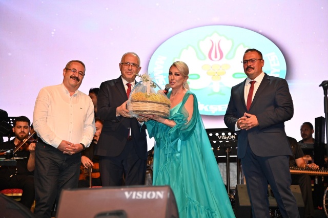 Yılların eskitemediği şarkılarını Salihlililer için seslendiren Ersoy, alanı dolduran binlerce vatandaşı adeta mest etti. Gecenin ilerleyen dakikalarında sahneye davet edilen Salihli Kaymakamı Mehmet Kamil Sağlam, Salihli Belediyesi Başkan Yardımcısı Mahmut Süreyya Karaoğlu, Manisa Büyükşehir Belediyesi Muhtarlıklar Dairesi Başkanı Onur Pabuççuoğlu, Muazzez Ersoy’a çiçek ve mesir macunu takdim etti.