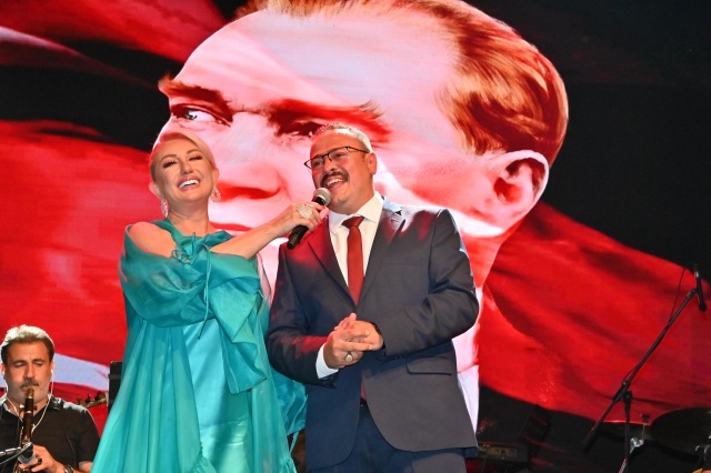 Konseri; Salihli Kaymakamı Mehmet Kamil Sağlam, Salihli Belediyesi Başkan Yardımcısı Mahmut Süreyya Karaoğlu, Manisa Büyükşehir Belediyesi Muhtarlıklar Dairesi Başkanı Onur Pabuççuoğlu ve Kültür ve Sosyal İşler Dairesi Başkanı Meliha Çavuşoğlu Kılınçlar, ilçe protokolü ve binlerce Salihlili vatandaş takip etti.