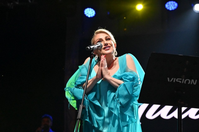 Türk sanat müziğinin sevilen birçok eserini seslendiren Ersoy, gecede tam bir müzik şöleni yaşattı.