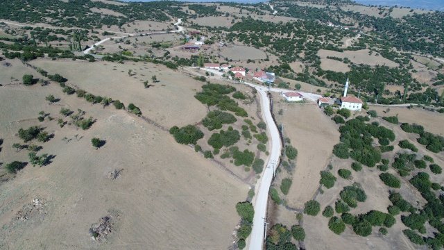 Manisa Büyükşehir Belediyesi, yollarının bozuk olması nedeniyle ulaşım zorluğu yaşayan Kula ilçesi Yeşilyayla Mahallesi’nde yaşayan vatandaşların sorununa son verdi. Yeşilyayla Mahalle Muhtarı Mehmet Çavdar, “Böyle yolu ilk defa görüyoruz” ifadeleriyle mutluluğunu paylaştı.