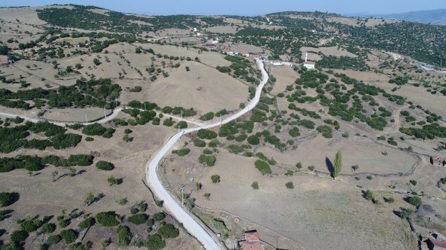 Kula’da, Yeşilyayla Mahallesi’nin bağlılarıyla bağlantısını sağlayan yaklaşık 5 buçuk kilometrelik yolda, Manisa Büyükşehir Belediyesi sathi kaplama çalışması gerçekleştirdi. Yürütülen çalışmanın ardından Manisa Büyükşehir Belediyesi Genel Sekreter Yardımcısı Ali Öztozlu, Yol Yapım ve Onarım Dairesi Başkanı Kurtuluş Kuruçay, Manisa Büyükşehir Belediyesi Kula Muhtarlık İşleri Şube Müdürü Faik Şentürk ile birlikte mevcut yolda incelemede bulundu.