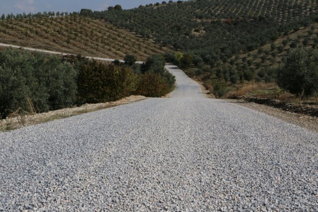 Manisa Büyükşehir Belediyesi, Köprübaşı ilçesinde yol yapım çalışmalarını aralıksız sürdürüyor. Mevsim şartlarının uygunluğu sebebiyle Karyağdı-Tokmaklı arasındaki güzergah, asfaltlanıyor. Yol yapım çalışmalarının güzel ilerlediğini belirterek, teşekkür eden Tokmaklı Mahalle Muhtarı Muhammed Arslan, “Köprübaşı çileği kadar güzel yol yaptılar. Allah razı olsun” diye konuştu.