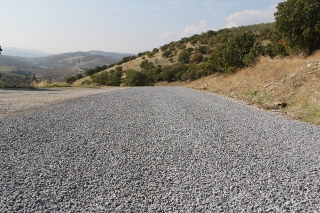 Tokmaklı Mahalle Muhtarı Muhammed Arslan, “Manisa Büyükşehir Belediyesi tarafından 2019 yılında mahallemizde yol genişletme çalışması olmuştu. Geçtiğimiz sene bir asfaltlama çalışması yapıldı. Bu sene ikinci kat asfaltlaması da gerçekleştirildi. Köprübaşı çileği kadar güzel bir yol yaptılar. Çok memnunuz. Emeği geçenlerin eline koluna sağlık, Allah razı olsun” ifadelerini kullandı.

Büyükşehir Belediyesi Köprübaşı Muhtarlık İşleri Müdürü Enver Çetin, “Köprübaşımızda Tokmaklı Mahallemizde 12 kilometrelik bir yol çalışması yapıyoruz. Daha önce birinci kat temel atmasını yapmıştık, bu yıl da ikinci katını yapıyoruz. Kalıcı bir şekilde vatandaşlarımıza güzel hizmetler yapmanın gayretindeyiz. İlçemizde bu yıl 50 kilometrelik bir yol çalışması yapıyoruz. Asfalt sezonu öncesinde 30 kilometrelik bir yol ağını asfaltlamayı planlamıştık. Manisa Büyükşehir Belediye Başkanımız Cengiz Ergün sayesinde bunu arttırarak 50 kilometreye çıkarmış bulunmaktayız. Vatandaşlarımız da ilçemizde yapılan yol çalışmalarından gayet mutlular. Başkanımız Cengiz Ergün’e teşekkürlerini iletiyorlar” diye konuştu.