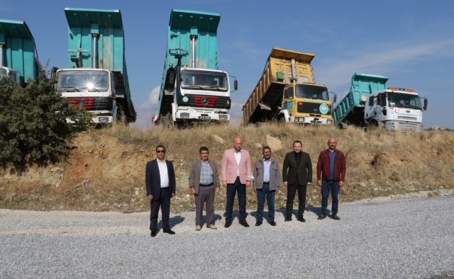 Manisa Büyükşehir Belediyesi Genel Sekreter Yardımcısı Ali Öztozlu, Yol Yapım, Bakım ve Onarım Dairesi Başkanı Kurtuluş Kuruçay ile birlikte Köprübaşı ilçesindeki yol yapım çalışmalarını inceledi. Karyağdı-Tokmaklı Mahalleleri arasında yapılan faaliyetleri inceleyen heyete Köprübaşı Muhtarlık İşleri Müdürü Enver Çetin, Karyağdı Mahalle Muhtarı Necmettin Neşe ve Tokmaklı Mahalle Muhtarı Muhammed Arslan da eşlik etti.
