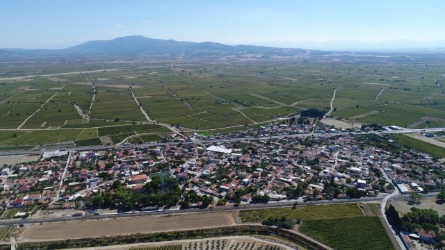 Muhtar Kumal, “Mahallemize Hizmet Yağdıran Efsane Başkanımız Sayın Cengiz Ergün’e Teşekkür Ederim”
MASKİ Genel Müdürlüğü, Saruhanlı ilçesine bağlı İshakçelebi Mahallesinde 7 kilometre içme suyu terfi hattı döşeme çalışmasını tamamladı. Çalışmanın tamamlanmasının ardından başlanan 27 kilometrelik içme suyu ve kanalizasyon ana şebeke hattı döşeme çalışmaları tüm hızıyla devam ediyor. 18,5 milyon TL yatırım yapılan İshakçelebi’de Mahalle Muhtarı Metin Kumal da, “Mahallemize hizmet yağdıran Efsane Başkanımız Sayın Cengiz Ergün’e ve ekibine çok teşekkür ederim” dedi.