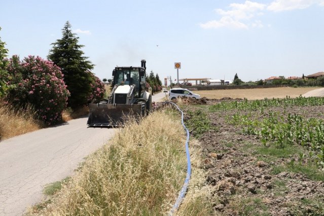 100 ve 300 tonluk içme suyu deposu ile içme suyu arıtma binası da kazandırılacak olan mahallede betonarme imalatlar tamamlandı. Hayata geçirilen çalışma ile hanelere daha sağlıklı bir sistem üzerinden içme suyu ulaşması sağlanacak.
“2021 mahallemiz için dev projelerin hayata geçirildiği bir yıl oldu”
Mahalle Muhtarı Metin Kumal, “2021 mahallemiz için dev projelerin hayata geçirildiği bir yıl oldu. İçme suyu hattımız sıfırdan yeni yapılıyor. Kanalizasyon hattımızın bağlantısı da Saruhanlı Atıksu Arıtma Tesisine yapılacak. Mahallemizde üstyapı çalışmaları da yapılacak. Mahallemize hizmet yağdıran Efsane Başkanımız Sayın Cengiz Ergün’e ve ekibine çok teşekkür ederim. İçme suyu hattımızın 50 yıllık bir yorgunluğu vardı. Su depoya gitmeden doğrudan vatandaşın musluğuna gidiyordu. Yapılan bu proje ile 300 tonluk depomuzda su dinlenecek. Arıtma tesisinde arıtılan su da 100 tonluk depodan şebekeye basılacak. Daha sağlıklı bir yaşam için depolar hizmete sunulmuş olacak” dedi.