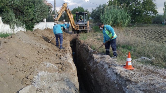 Manisa Su ve Kanalizasyon İdaresi (MASKİ) Genel Müdürlüğü, il genelindeki altyapı çalışmalarını sürdürüyor. Bu kapsamda Akhisar ilçesine bağlı Ulucami Mahallesinde 700 metrelik kanalizasyon hattı döşeme çalışması yapıldı. Kanalizasyon Dairesi Başkanlığı ekiplerince yapılan çalışma neticesinde mahalledeki tüm vatandaşlar sağlıklı ve yeterli bir altyapı sistemi kullanmaya başladılar.