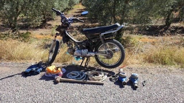 Manisa İli, Akhisar İlçesinde son iki aydır meydana gelen su sayacı ve kablo hırsızlıkları ile ilgili yapılan çalışmada tespit edilen şüpheli Ü.S (E/35)  yapılan takip sonucu 01.10.02021 günü saat 17:00 sıralarında müştekiler A.A (E/69) ve K.B (E/38) ye ait su sayacını  ve M.K (E/42)’e ait elektrik kablosunu çalarken  suçüstü yakalanmıştır. Dur ihtarına uymayarak kaçan şüpheli Akhisar JASAT tarafından yakalanmış, bu esnada yaşanan hengamede JASAT Tim K. J.Asb. Çvş.  Onur SARIASLAN hafif şekilde yaralanmıştır. Şüpheli hakkında daha önceki tarihlerde meydana gelen Faili Meçhul 6 hırsızlık olayından, görevli memura mukavemetten, resmi belgede sahtecilik suçundan ve trafik kanunundan idari işlem yapılmıştır.  17 ayrı suçtan sabıkası olan şüpheli 02.10.2021 günü mevcutlu olarak C.Savcılığına sevk edilmek üzere gözaltına alınmıştır.