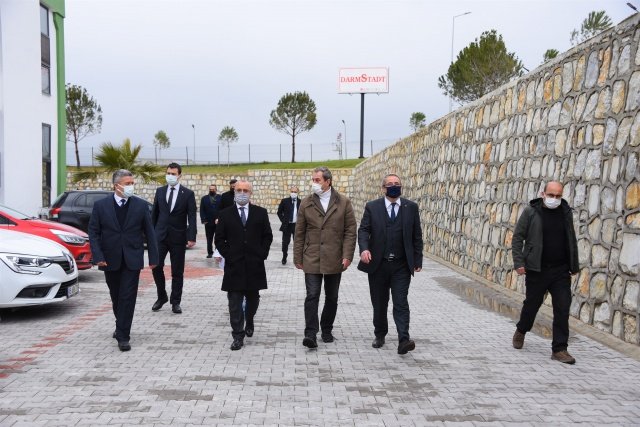 Kaymakam Mehmet Kamil Sağlam ve OSB Müdürü Çağrı Duygu ile birlikte OSB’de üretim yapan Darmstadt Gıda, Baloğlu Gıda ve Hermos Mama işletmelerini ziyaret eden Başkan Kayda, Darmstadt Gıda sahibi Kenan Gökdemir, Baloğlu Gıda sahibi İsmail Bali ve Hermos Mama sahibi Fatih Tuğrul’dan çalışmalar hakkında bilgiler alarak istişarelerde bulundu.