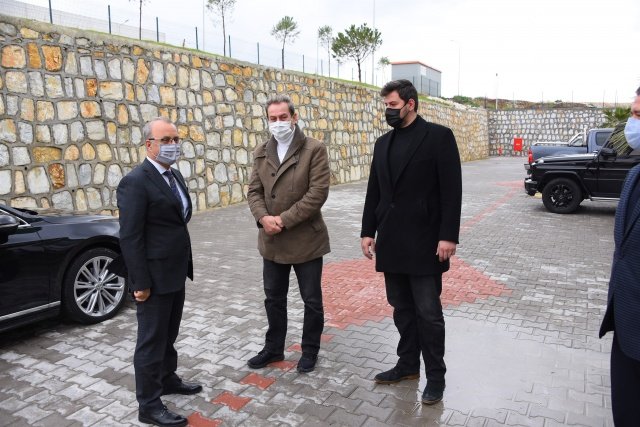 2. Etapta yeni kurulan fabrikaların üretime başlamasıyla birlikte Salihli’de işsizliğin azalacağını vurgulayan Başkan Kayda, “Salihli Organize Sanayi Bölgemizde üretim gerçekleştirerek ilçemiz başta olmak üzere ülke ekonomisine ve istihdama katkı sağlayan tüm iş insanlarımıza, Salihli OSB’mize kattıkları ekonomik değerlerden dolayı teşekkür eder, işlerinde bol ve bereketli kazançlar dilerim” dedi.